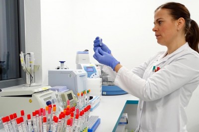 Katharina Münse meistert erfolgreich Fachqualifikation zur „Biomedizinischen Fachanalytikerin“